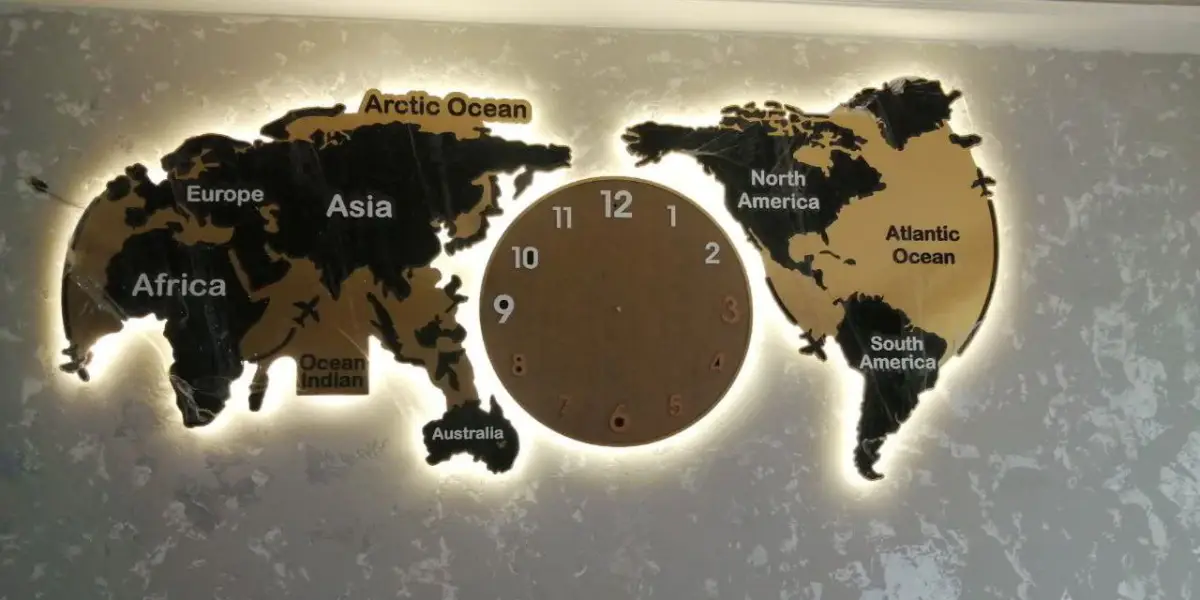 نقشه جهان و ساعت
